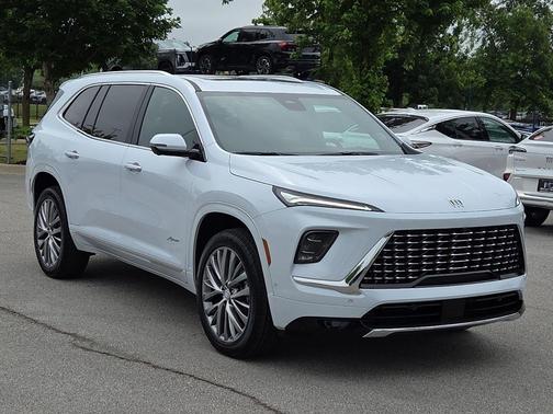 Iridescent White Tricoat 2026 Buick Enclave Avenir FWD