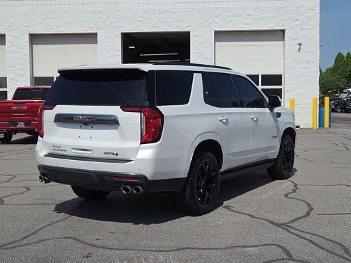White Frost Tricoat 2022 GMC Yukon 4WD AT4