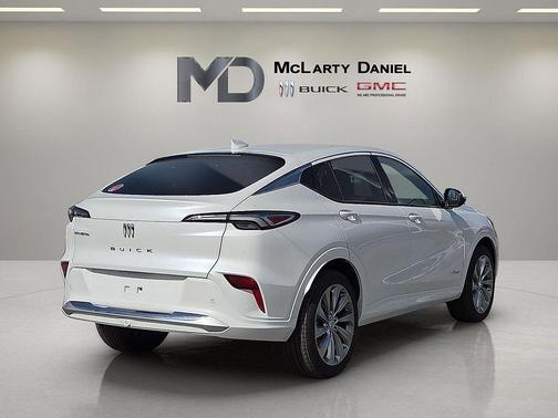 White Frost Tricoat 2026 Buick Envista Avenir FWD