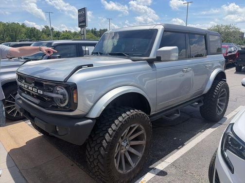 ICONIC SILVER METALLIC 2022 Ford Bronco Outer Banks