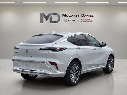 White Frost Tricoat 2026 Buick Envista Avenir FWD