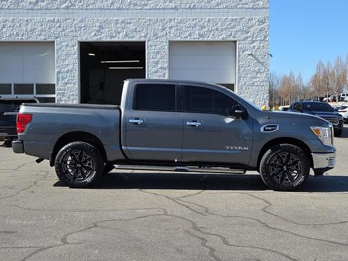 2017 Nissan Titan SV
