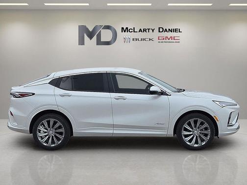 White Frost Tricoat 2026 Buick Envista Avenir FWD