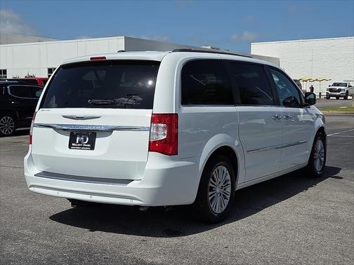 2015 Chrysler Town & Country Touring-L