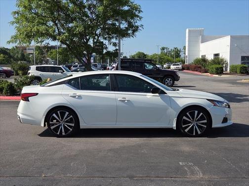 2022 Nissan Altima SR FWD