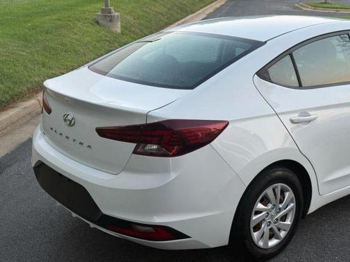 2019 Hyundai ELANTRA SE