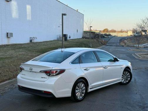 2017 Hyundai SONATA Hybrid SE
