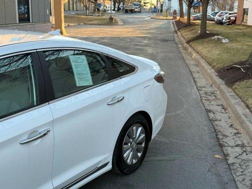 2017 Hyundai SONATA Hybrid SE