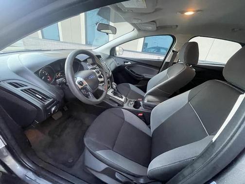 Photo 5 of 10 of 2014 Ford Focus SE