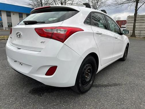 Photo 2 of 10 of 2016 Hyundai Elantra GT Base