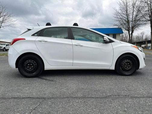 Photo 3 of 10 of 2016 Hyundai Elantra GT Base