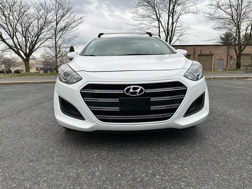 Photo 5 of 10 of 2016 Hyundai Elantra GT Base