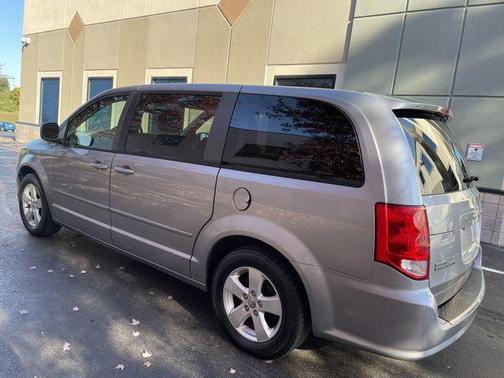 Photo 4 of 12 of 2013 Dodge Grand Caravan SE