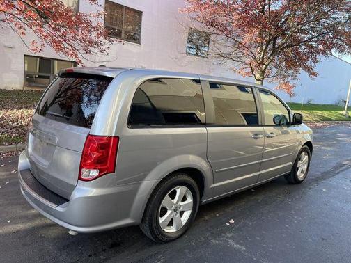Photo 3 of 12 of 2013 Dodge Grand Caravan SE