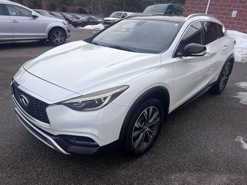 2017 INFINITI QX30 Premium