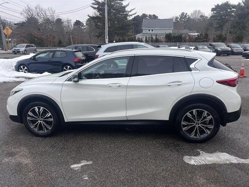 2017 INFINITI QX30 Premium