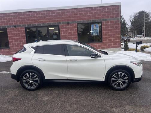 2017 INFINITI QX30 Premium