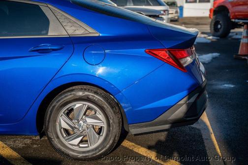 2024 Hyundai ELANTRA SE