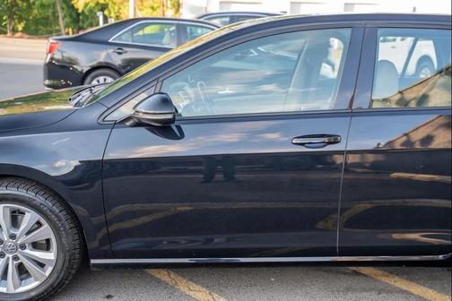 Deep Black Pearl Metallic 2018 Volkswagen Golf TSI SE