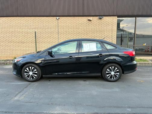 White Gold Metallic 2017 Ford Focus SE