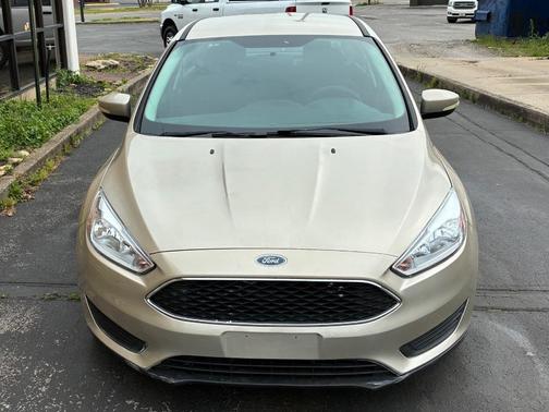 White Gold Metallic 2017 Ford Focus SE