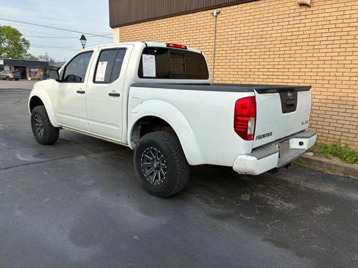 Glacier White 2015 Nissan Frontier SV