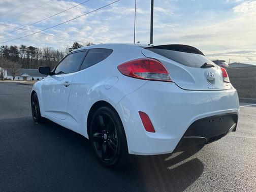 Photo 3 of 18 of 2012 Hyundai Veloster Base