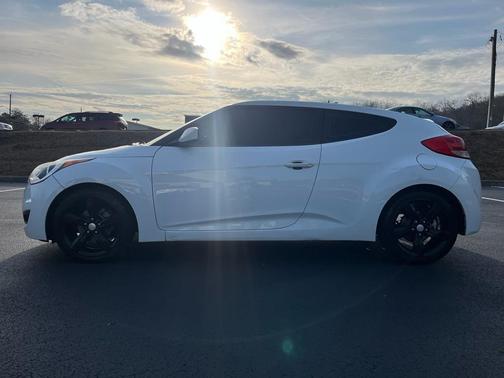 Photo 2 of 18 of 2012 Hyundai Veloster Base