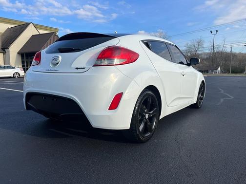 Photo 4 of 18 of 2012 Hyundai Veloster Base