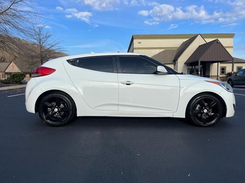 Photo 5 of 18 of 2012 Hyundai Veloster Base