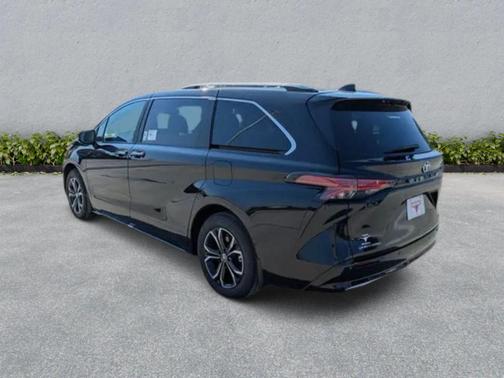 2025 Toyota Sienna Platinum 7 Passenger