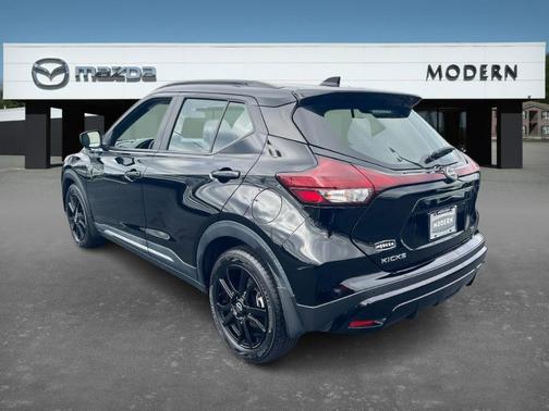 2022 Nissan Kicks SR