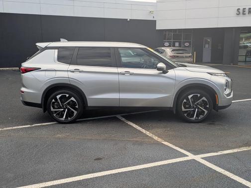 2022 Mitsubishi Outlander ES