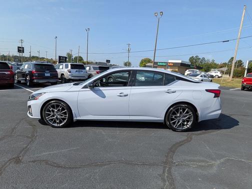 2023 Nissan Altima 2.0 SR