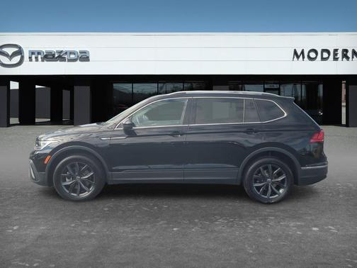Deep Black Pearl Effect 2023 Volkswagen Tiguan 2.0T SE