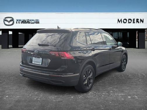 Deep Black Pearl Effect 2023 Volkswagen Tiguan 2.0T SE
