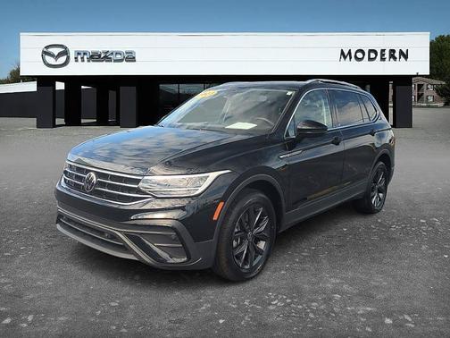 Deep Black Pearl Effect 2023 Volkswagen Tiguan 2.0T SE