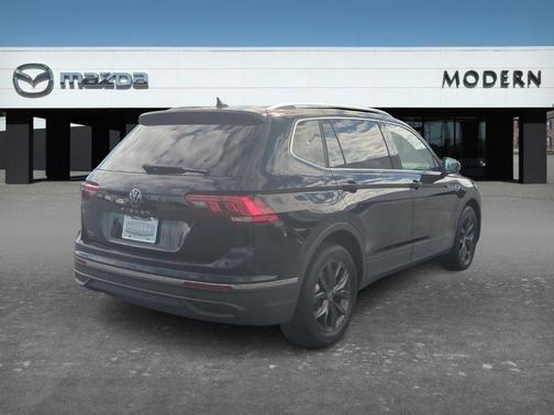 Deep Black Pearl Effect 2023 Volkswagen Tiguan 2.0T SE