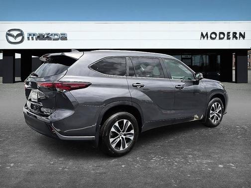 Gray 2024 Toyota Highlander XLE