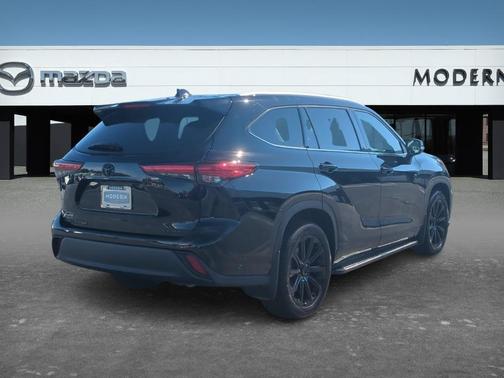 Black 2022 Toyota Highlander XLE