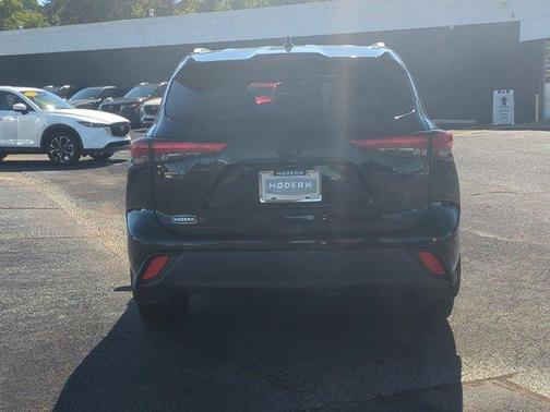 Black 2022 Toyota Highlander XLE