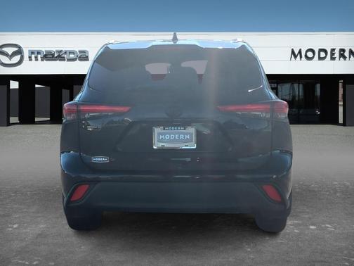 Black 2022 Toyota Highlander XLE
