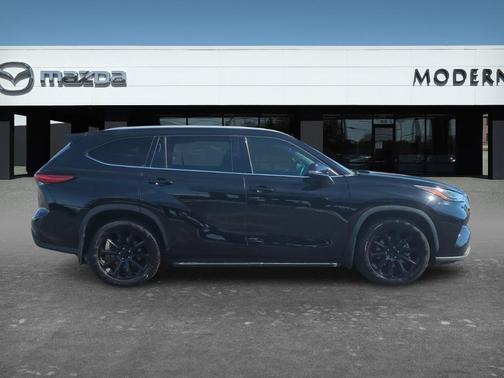 Black 2022 Toyota Highlander XLE