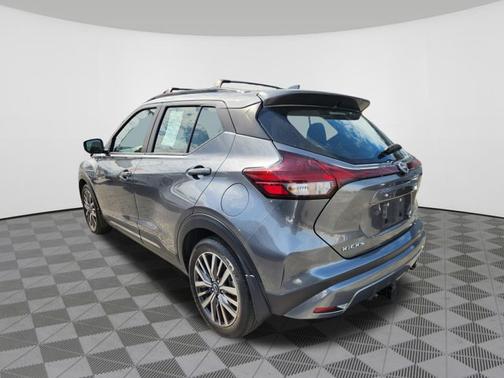 Gun Metallic 2024 Nissan Kicks SR