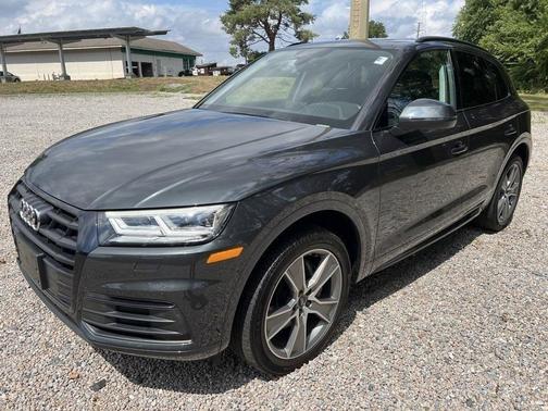 Photo 3 of 31 of 2020 Audi Q5 45 Premium Plus