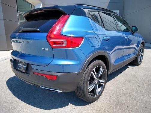 Photo 2 of 50 of 2019 Volvo XC40 T4 R-Design