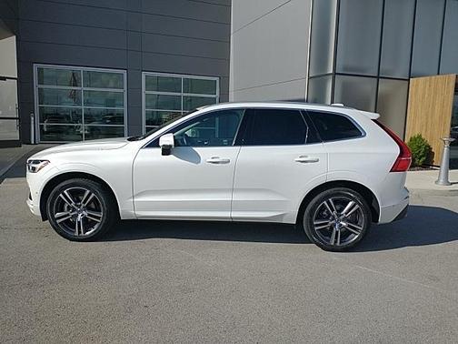 Photo 5 of 50 of 2019 Volvo XC60 T5 Momentum