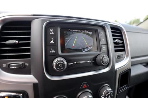 Photo 4 of 44 of 2018 RAM 1500 SLT