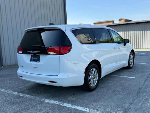 Bright White Clearcoat 2022 Chrysler Voyager LX