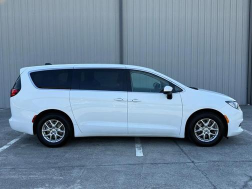 Bright White Clearcoat 2022 Chrysler Voyager LX